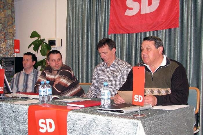Kastelica k odstopu s položaja župana pozivajo tudi v trebanjski SD na čelu s predsednikom Nacetom Silo (prvi z desne). (Foto: J. A., arhiv DL)