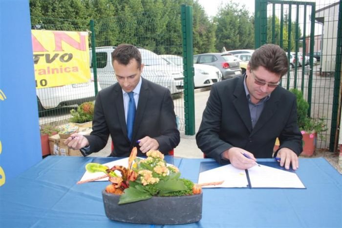 Donatorsko pogodbo sta danes v Dobovi podpisala Primož Ramovš, v podjetju Goodyear Dunlop Sava tires vodja prodaje potniške pnevmatike Hrvaške in v. d.za Slovenijo (levo), in brežiški župan Ivan Molan. (Foto: M. L.)
