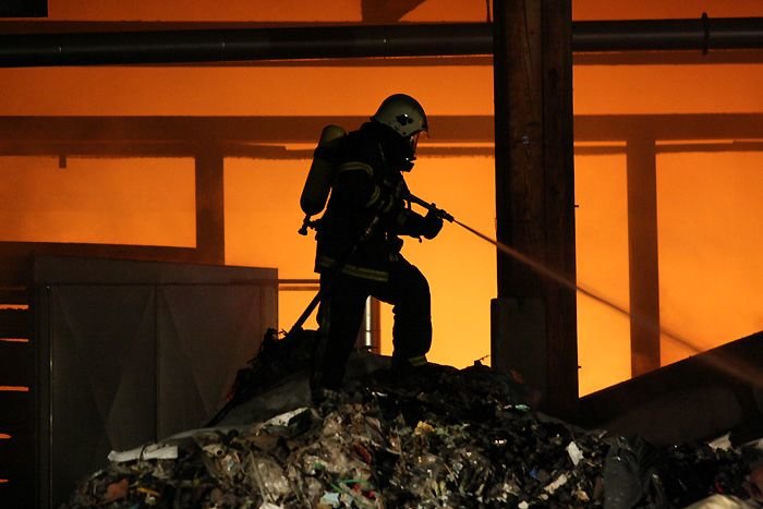 V Zalogu se je v obratu za predelavo odpadkov razvnel eden največjih požarov na našem koncu v zadnjih letih.(Foto: B. B.)