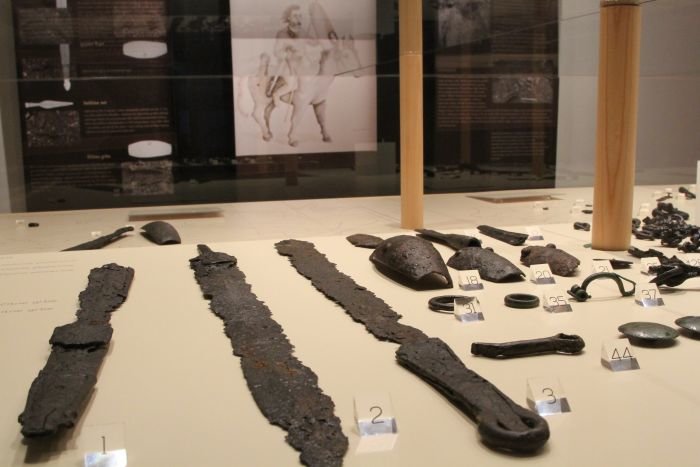 Meči in oprema iz keltskega konjskega groba v Kobaridu. (Foto: I. Vidmar)