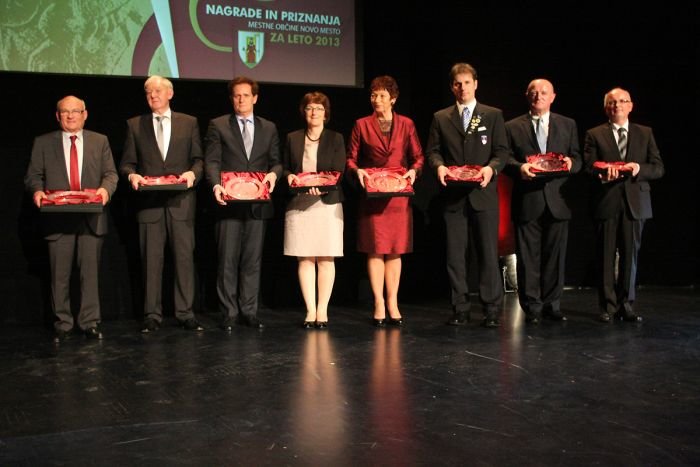 Letošnji nagrajenci (od leve): Kočevar, Palka, Dular, Pungerčarjeva, Kristanova, Pate, Hrovat in Golob. (Foto: B. B.)