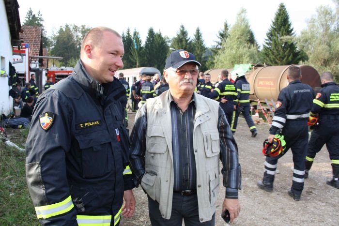 Tomas Felkar in župan Anton Maver, ki je včeraj prišel pogledat usposabljanje. (Foto: J. A.)
