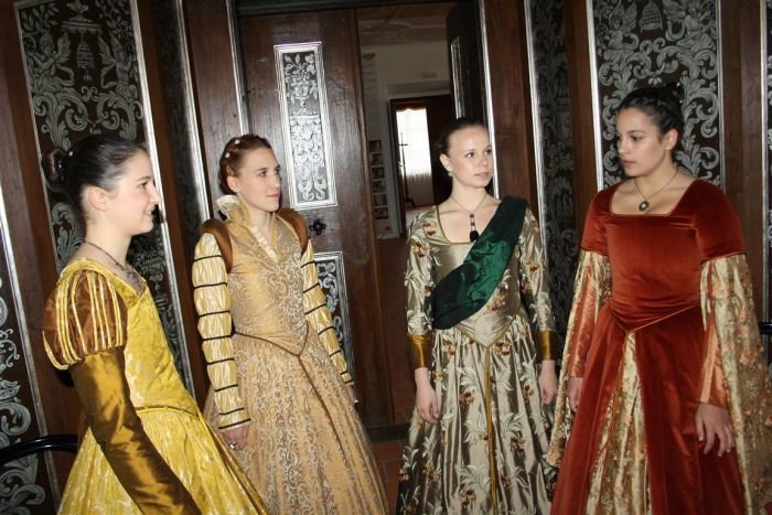 Plesalke društva Imani. Fotografija je z enega od njihovih letošnjih nastopov v Viteški dvorani brežiškega gradu. (Foto: M. L.)