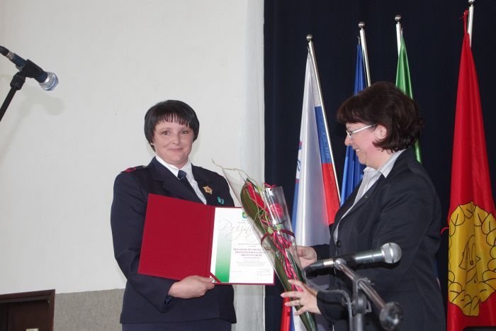 Županja Bernardka Krnc je MePZ PGD Zbure izročila priznanje za 10 let prepevanja - prevzela ga je Lidija Zoran.