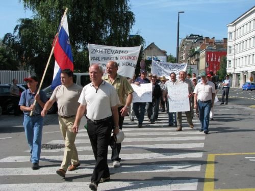 Okoli 60 predstavnikov RCI je junija leta 2009 protestiralo tudi v Ljubljani. V ospredju Silvo Mesojedec. (Foto: J. A., arhiv DL)