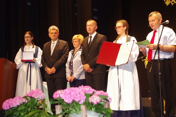 Marija Zupančič (tretja z leve), prejemnica priznanja Alojzija Pirca.
