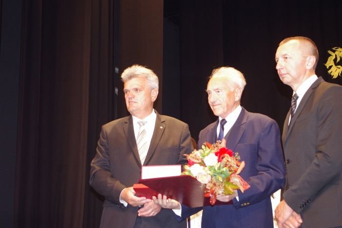 Jože Koporec (v sredini), prejemnik priznanja Jožeta Dularja. Na desni župan Dušan Krštinc.