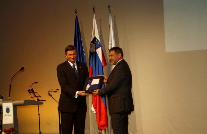 Predsednik države Borut Pahor je izročil darilo županu Srečku Ocvirku. (Foto: M.L.)
