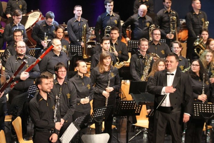 Pihalni orkester Krka z dirigentom Matevžem Novakom (Foto: I. Vidmar)