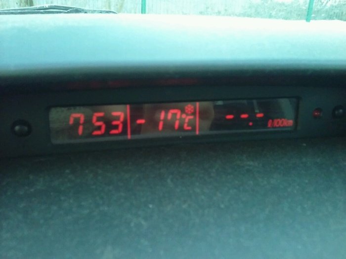 -17 stopinj Celzija, kaže danes zjutraj marsikomu v avtu! (Foto: M. M.)