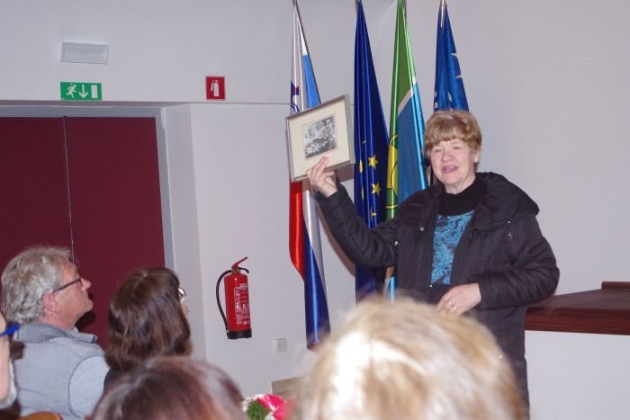 Anica Bobič, dolgoletna učiteljica in voditeljica turističnega krožka na OŠ Šmarjeti, ima Karlovškovo sliko Neurje nad Šmarjeto.
