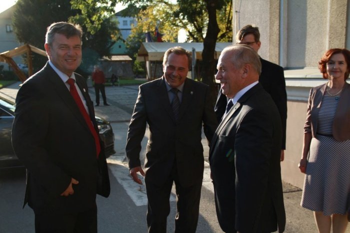 Ministra je ob prihodu pozdravil tudi prokurist TPV Group Vladimir Bahč, ki je skupaj z ostalimi gospodarstveniki pritiskal na vlado, da se problematičen nadvoz vendarle uredi.