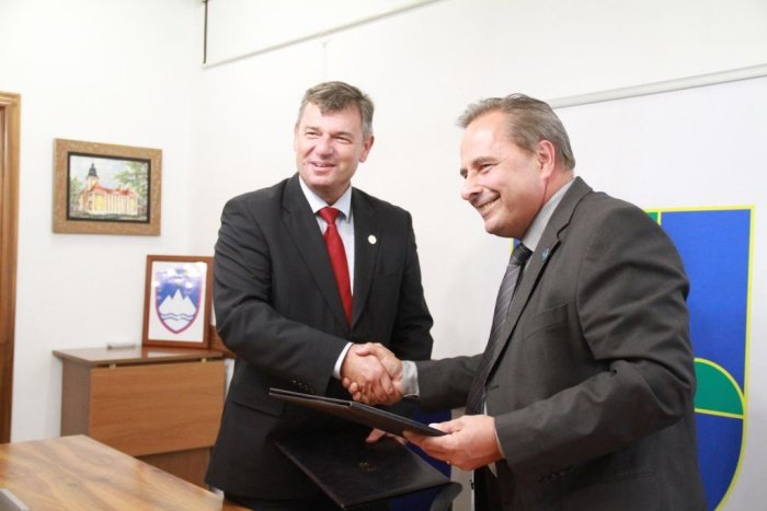 Po podpisu protokola sta si trebanjski župan Alojzij Kastelic in minister za infrastrukturo Peter Gašperšič veselo segal v roke.