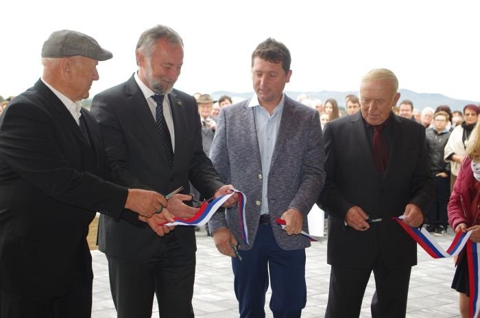 Trak nove pridobitve so prerezali (od leve proti desni): član gradbenega odbora Jože Kalin, župan Radko Luzar, mizar Dejan Rangus in Jože Grgovič.