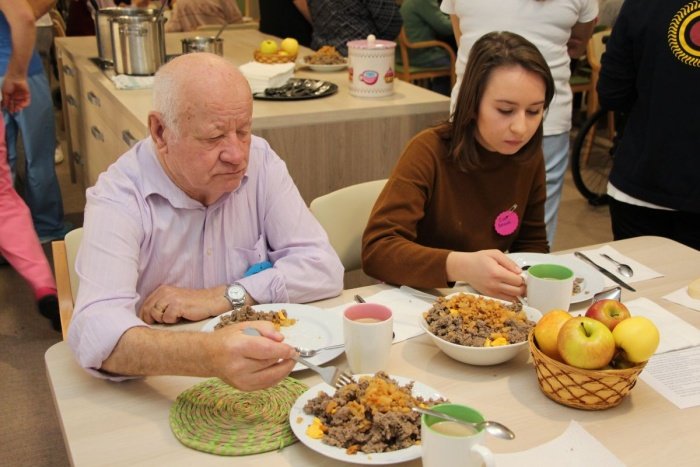 FOTO: Slovenski zajtrk, a z ajdovimi žganci in belo kavo, v domu starejših