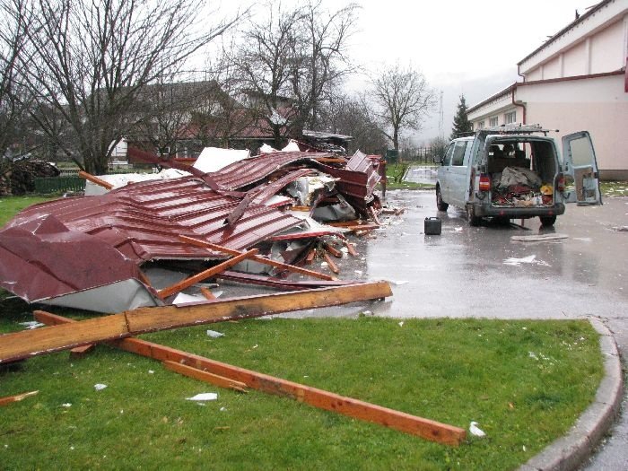 FOTO: Veter odkril streho telovadnice, šolarji ostali doma 