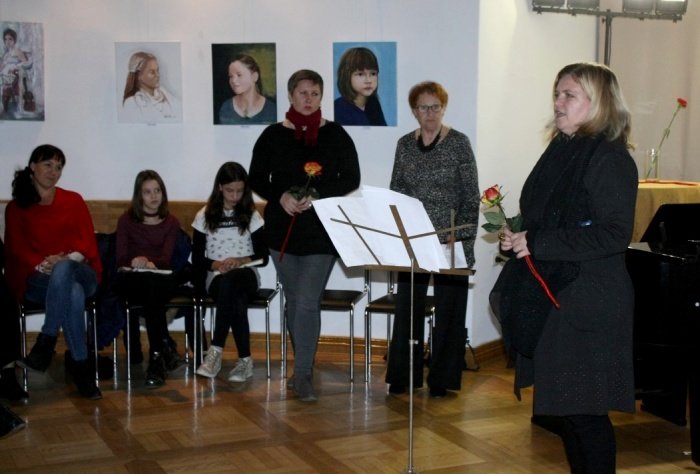 V. d. direktorice Posavskega muzeja Brežice Alenka Černelič Krošelj (desno) je nagovorila udeležence, ki jih je pozdravila tudi predsednica Društva likovnikov Brežice Kristina Bevc (tretja z desne). (Foto: M. L.)