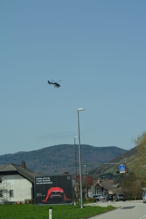 Območje Vavte vasi in Straži je preletaval policijskih helikopter.