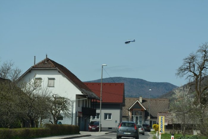 Policijski helikopter je preletaval območje Vavte vasi in Straže.