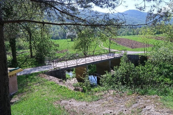 Most v Livoldu pri cerkvi bodo začeli urejati po prvomajskih praznikih. (Foto: M. L.-S.)