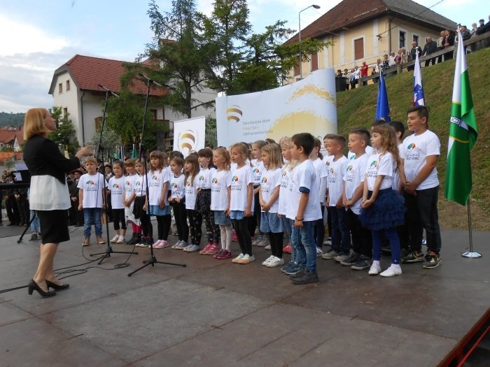 Pevski zbor PŠ Višnja Gora pod vodstvom Tjaše Glamočak