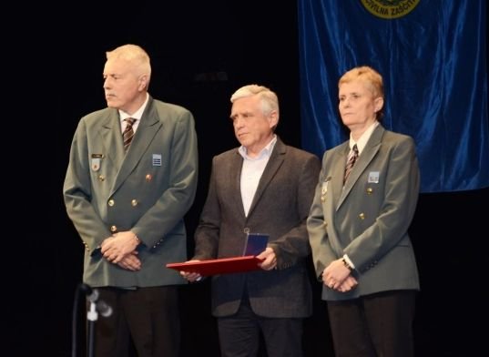 Darko Anžiček (v sredini) je letos ob dnevu Civilne zaščite prejel srebrni znak CZ. (Foto: URSZR Brežice, arhiv DL)
