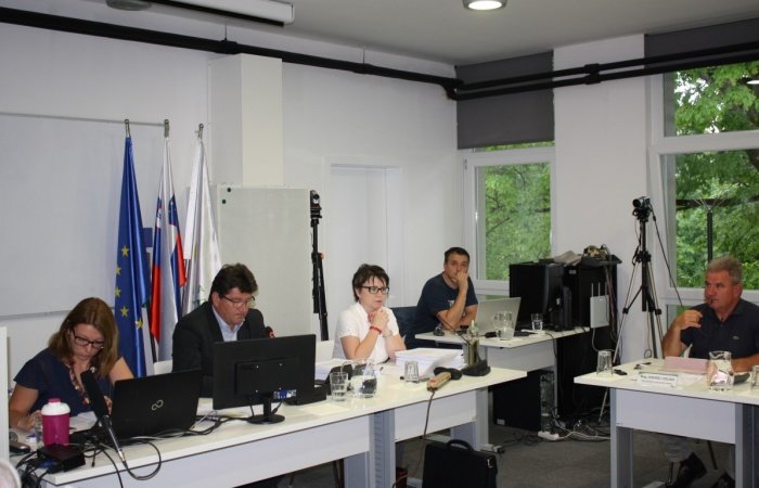 Župan Ivan Molan (drugi z leve) je včeraj v mestoma napeti razpravi nekajkrat malodane povzdignil glas. (Foto: M. L.)