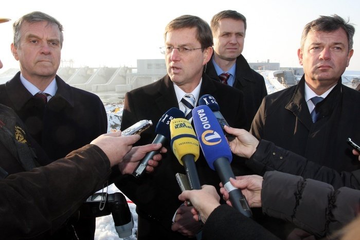 Miro Cerar in minister za infrastrukturo Peter Gašperšič ob lanskem obisku HE Brežice, ko je premier napovedal, da bo vlada nadaljevala tudi gradnjo HE Mokrice. (Foto: B. B., arhiv DL)