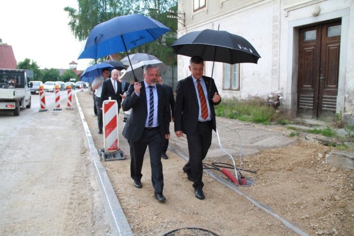 Kako potekajo dela, si je včeraj v spremstvu žužemberškega župana Franca Škufco ogledal tudi minister za infrastrukturo Peter Gašperšič.