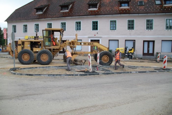 Obnova državne ceste skozi Dvor od gasilskega doma do križišča za Kočevje je v zaključni fazi.
