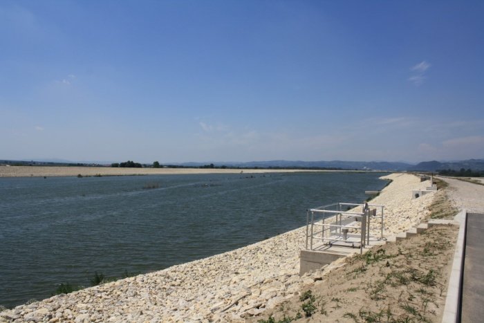 Jezero ob hidroelektrarni Brežice v času, preden so ga napolnili dokončno. Zdaj je v njem dvajset milijonov kubikov vode. (Foto: M. L.)