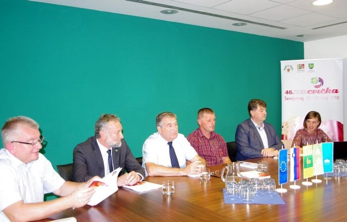 Na novinarski konferenci (od leve proti desni): Samo Hudoklin, župan Radko Luzar, predsednik DV Šentjernej Jurij Krštinc, Miran Jurak, Jože Simončič in Marjetka Rangus.