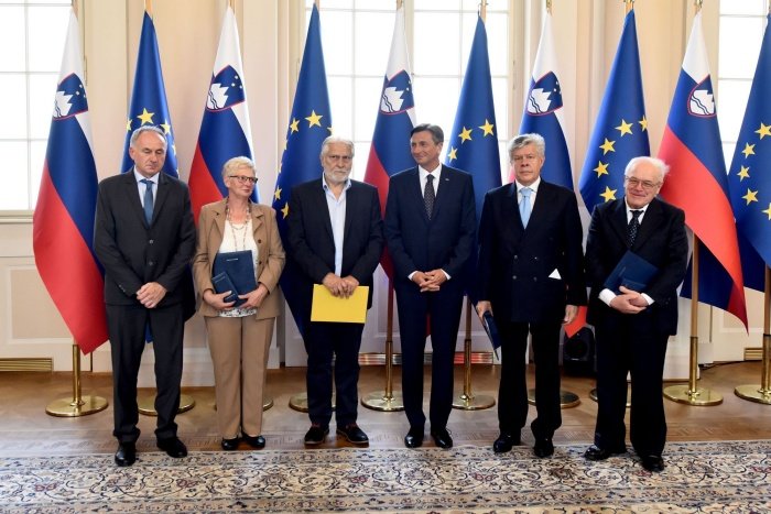 Prejemniki državnih odlikovanj s predsednikom Borutom Pahorjem (Foto: Tamino Petelinšek/STA)