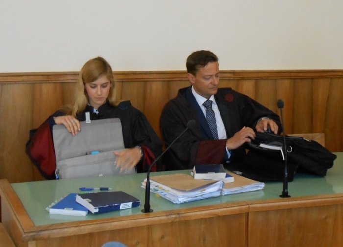 V okviru brezplačne pravne pomoči Casiraghija zastopa odvetnik Tomaž Toldi. Na fotografiji je poleg njega odvetniška kandidatka Cyndi Ovsec.
