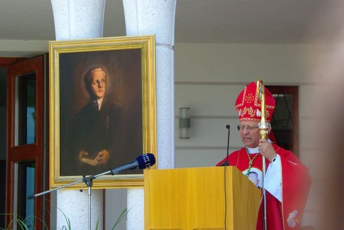 Novomeški škof msgr. Andrej Glavan in slika bl. Alojzija Grozdeta.