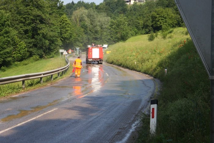 Zaradi blata, ki ga je naneslo z njive, je bilo potrebno očistiti več sto metrov regionalne ceste v Soteski. (Foto: B. B.)