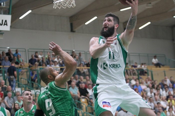 Žiga Dimec je bil z 21 točkami in 12 skoki najboljši med košarkarji Krke na peti tekmi finala državnega prvenstva.  (Foto: I. Vidmar)