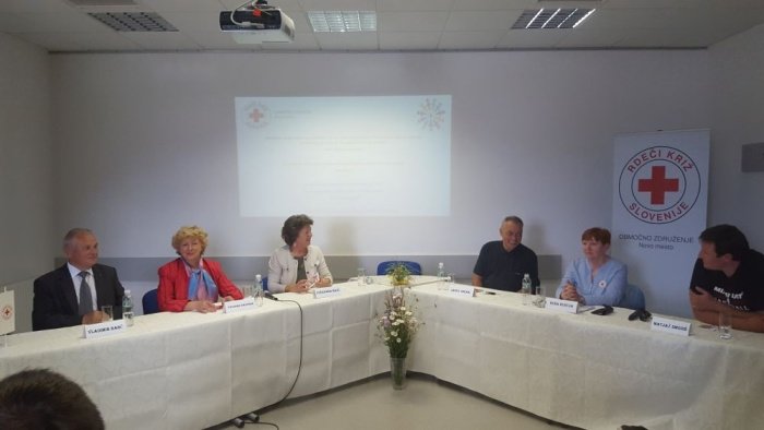 Na okrogli mizi so sodelovali Vladimir Bahč, Tatjana Gazvoda, Zvezdana Bajc, Janez Usenik, Nuša Rustja in Matjaž Smodiš (z leve proti desni; foto: OZRK Nm)