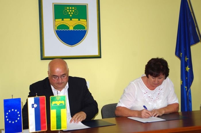 Pogodbo sta včeraj podpisala škocjanski župan Jože Kapler in Marinka Povše, direktorica boštanjskega podjetja Gradnje.
