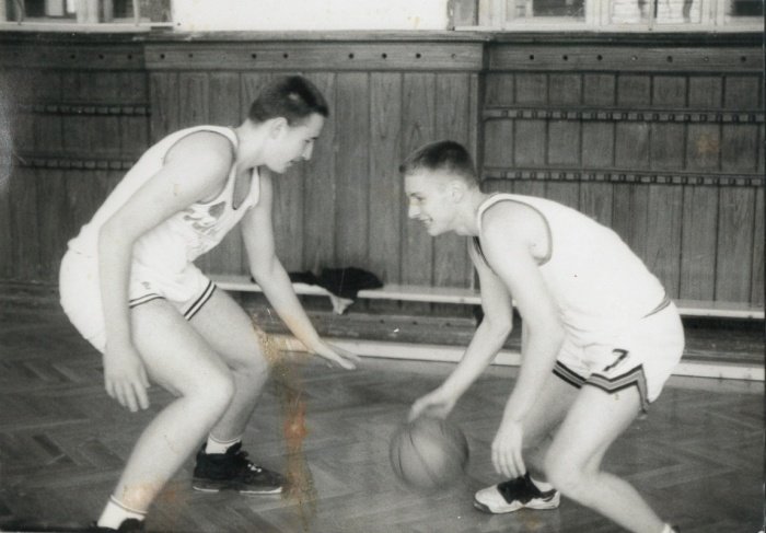 Matjaž Smodiš in Simon Petrov leta 1994 na treningu v gimnazijski  telovadnici. Matjaž je bil takrat kadetski, Simon pa mladinski  reprezentant. (Foto: I. Vidmar)