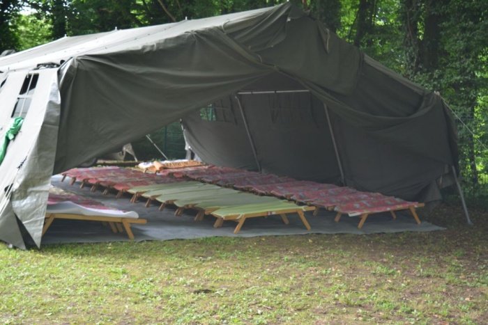 Dva polna šotora ležalnikov čakata na utrujene tabornike.