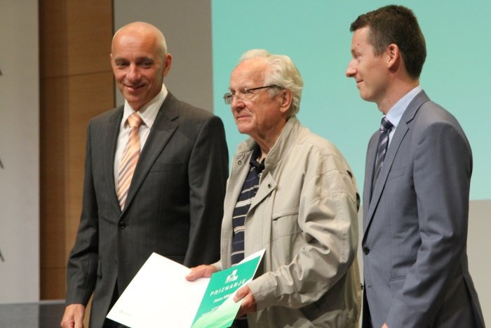 Sedanji predsednik NTK Krka Tomaž Kralj (desno) se je za prispevek k razvoju namiznega tenisa v Novem mestu zahvalil tudi prvemu predsedniku Francu Mikcu (v sredini). (Foto: I. Vidmar)