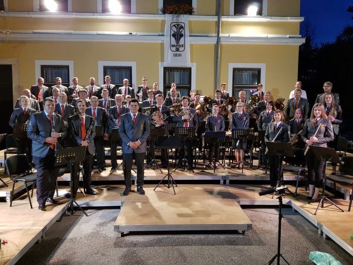 Pihalni orkester kapele z dirigentom Sebastjanom Borovšakom (Foto: PO Kapele)