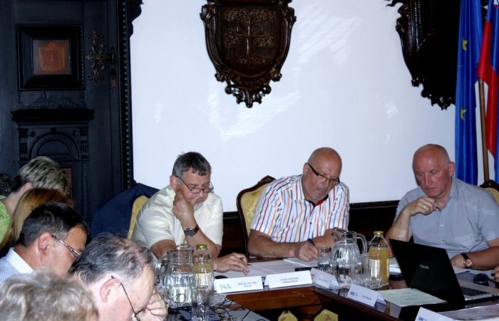 Župan Srečko Ocvirk (v sredini) na seji ni imel težav s soglasji za predlagane sklepe. (Foto: M. L.)