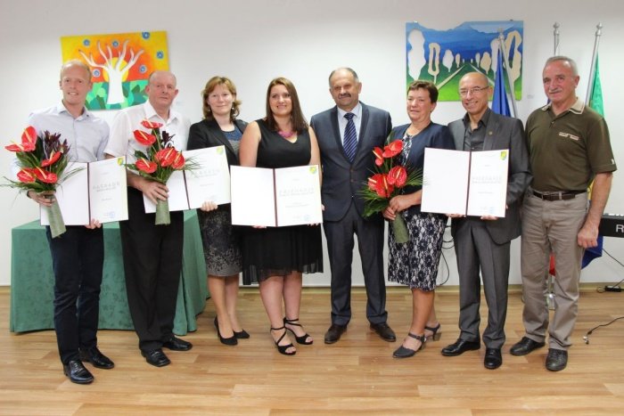 Vsi letošnji občinski nagrajenci z županom Andrejem Kastelicem. (Foto: M. Ž.)