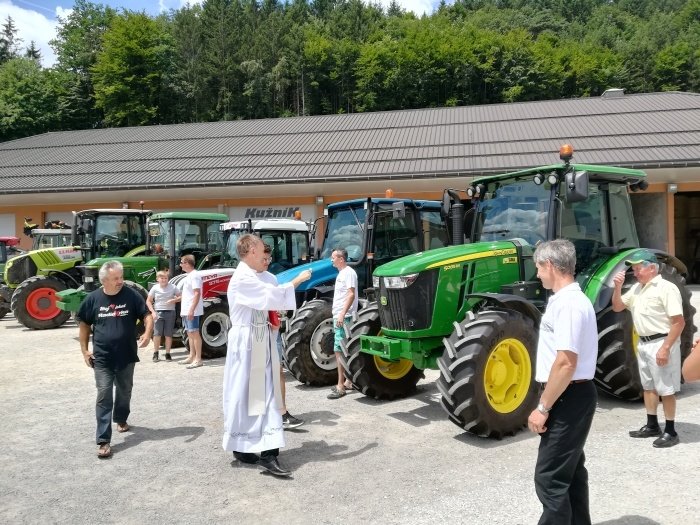 Dobrniški župnik Miloš Košir je blagoslovil več kot 20 traktorjev.