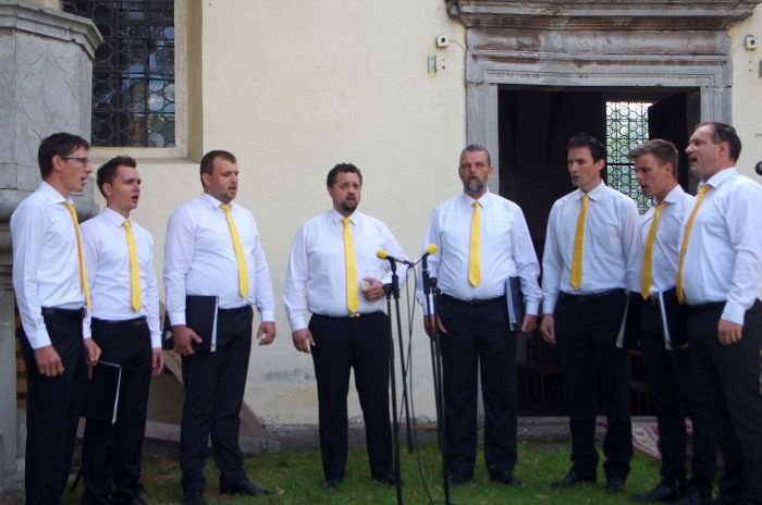 Z domovinskimi in lepimi slovenskimi pesmimi je dogodek pospremil Gorjanski spev.