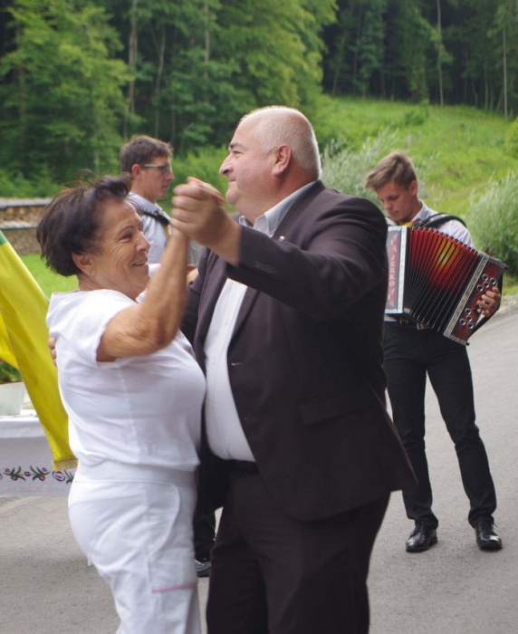 Veselje na otvoritvi - Joža Miklič je na ples povabila župana Jožeta Kaplerja.