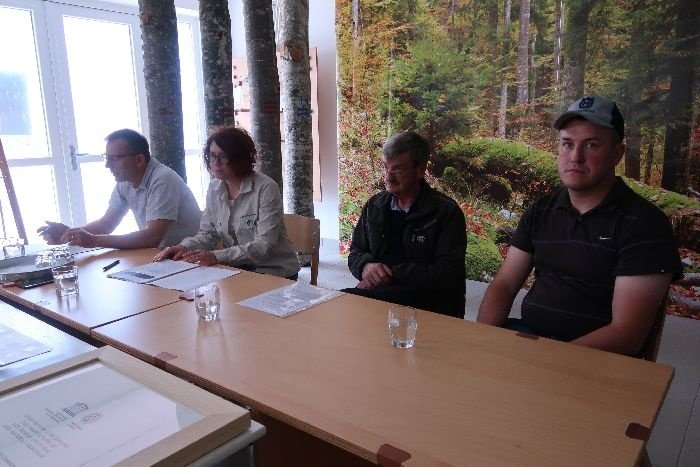 Najbolj skrben lastnik gozdov na OE ZGS Kočevje za leto 2018 je Peter Malovič (prvi z desne).
