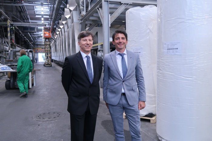 Direktor Melamina Srečko Štefanič (levo) in Damjan Murn, ki je eden od dveh direktorjev podjetja SmartMelamine, pred novo proizvodno linijo, na kateri bodo izdelovali trenutno edinstven izdelek na svetu. (Foto: M. L.-S.)